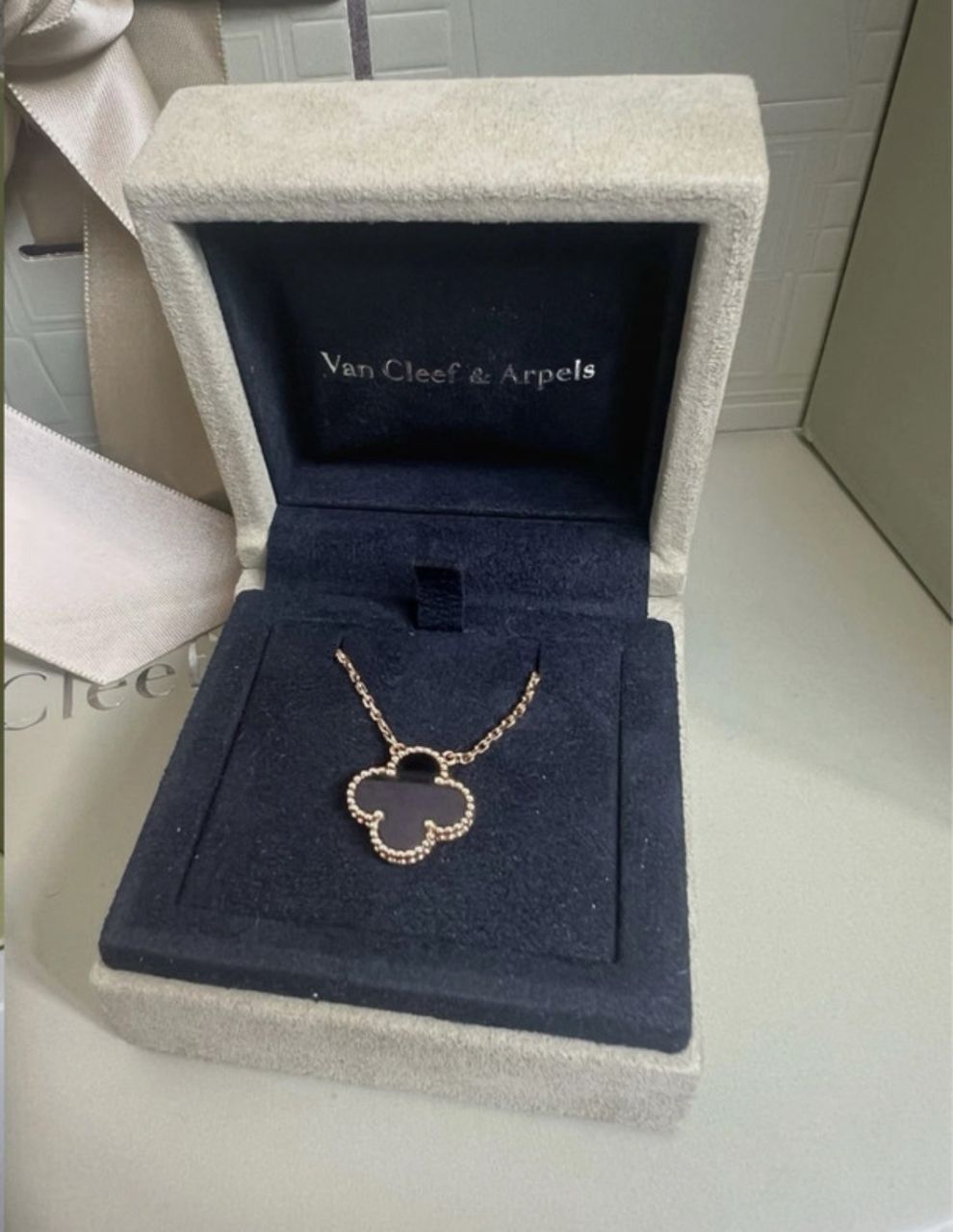 111-4.jpeg Van Cleef & Arpels Alhambra Or jaune 750/1000, Onyx – Image 1