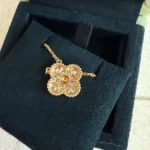 Collier pendentif Van Cleef & Arpels Vintage Alhambra en or jaune 18 carats et diamants