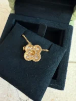 Collier pendentif Van Cleef & Arpels Vintage Alhambra en or jaune 18 carats et diamants