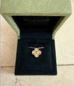 Collier pendentif Van Cleef & Arpels Vintage Alhambra en or jaune 18 carats et diamants – Image 3